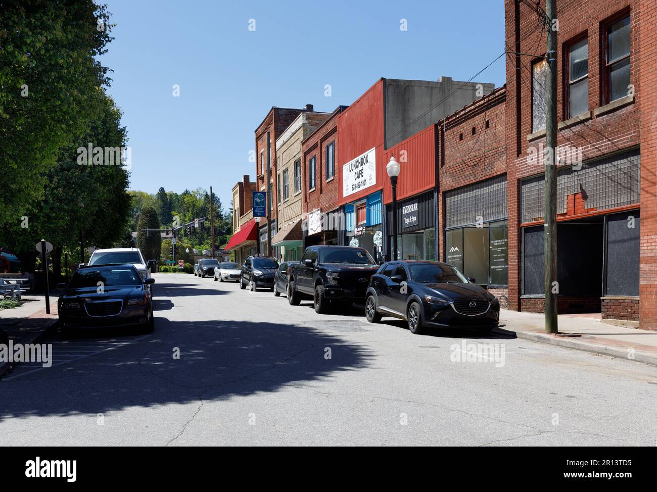 CANTON, NC, USA-4. MAI 2023: Main Street an einem sonnigen Tag. Stockfoto