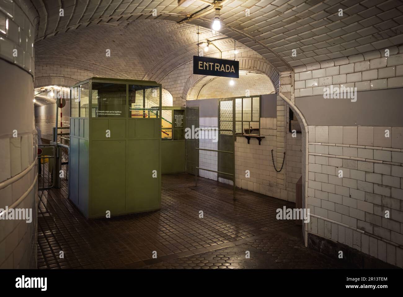 Eingang der ehemaligen Chamberi Station der Madrid Metro - Madrid, Spanien Stockfoto