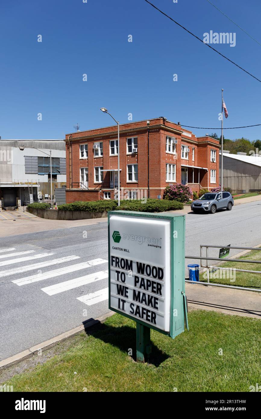 CANTON, NC, USA-4. MAI 2023: Historisches Bürogebäude der Papierfabrik; Monument-Schild für Canton Mill Evergreen Packaging, mit Zitat: „Von Holz zu Papier, w Stockfoto