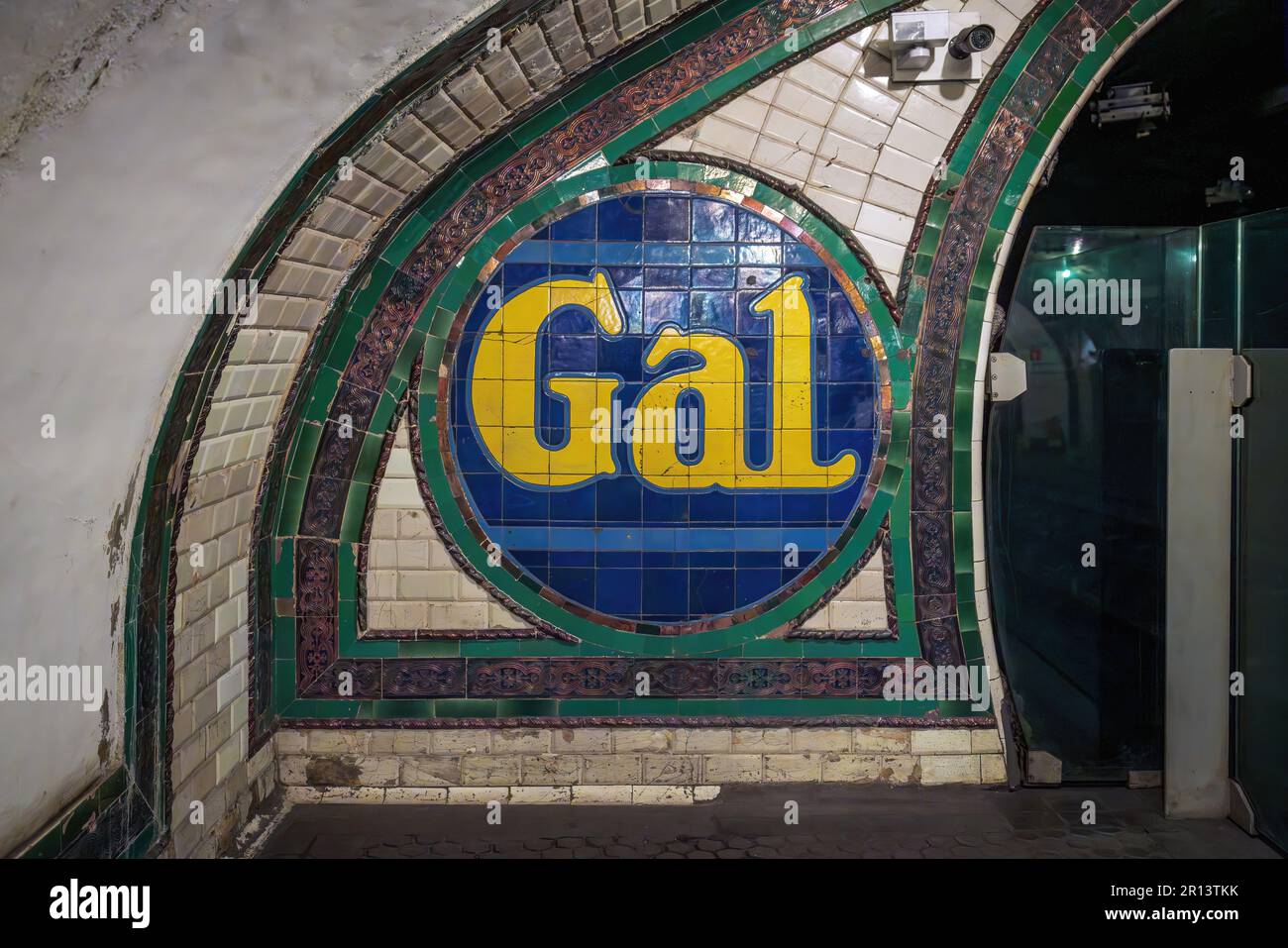 Vintage-Werbeschilder am ehemaligen Bahnhof Chamberi der Madrid Metro - Madrid, Spanien Stockfoto