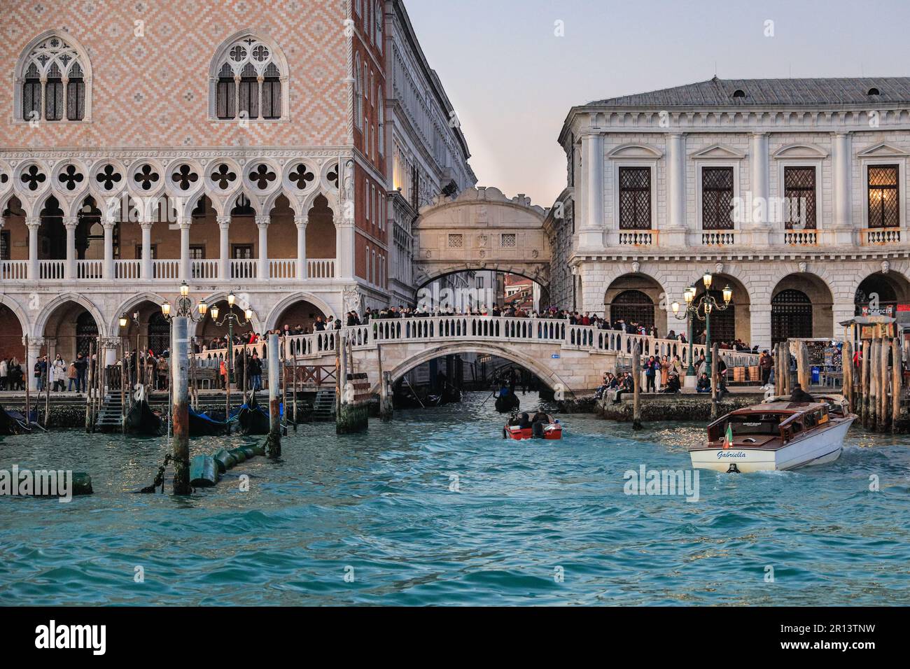 Historische Fußgängerbrücke Ponte della Paglia in Venedig am Dogenpalast, Venedig, Italien Stockfoto