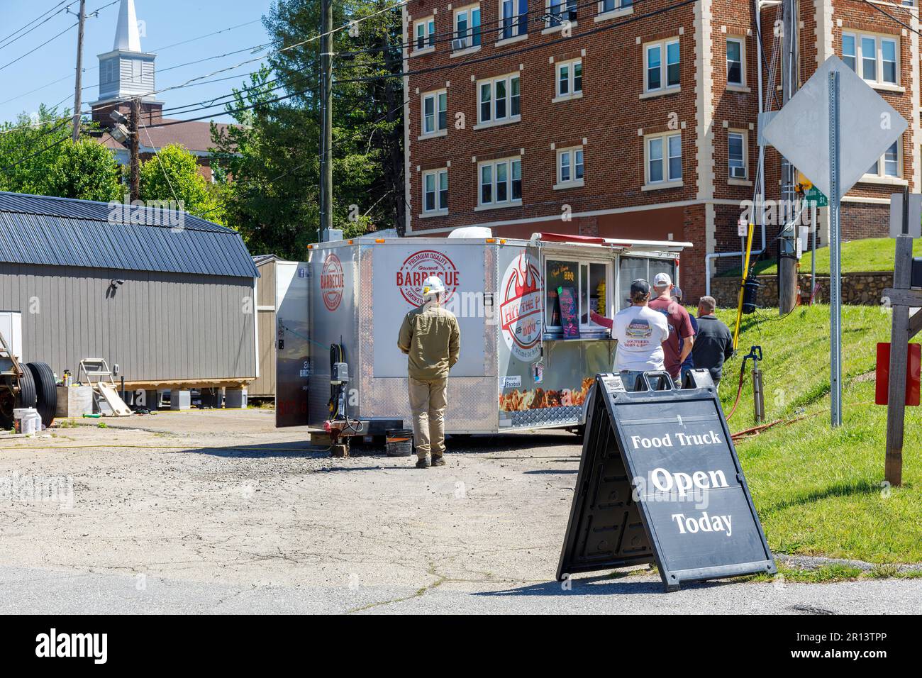 CANTON, NC, USA-4. MAI 2023: Kunden beim Food Truck auf dem Gelände der Evergreen Papermill. Stockfoto