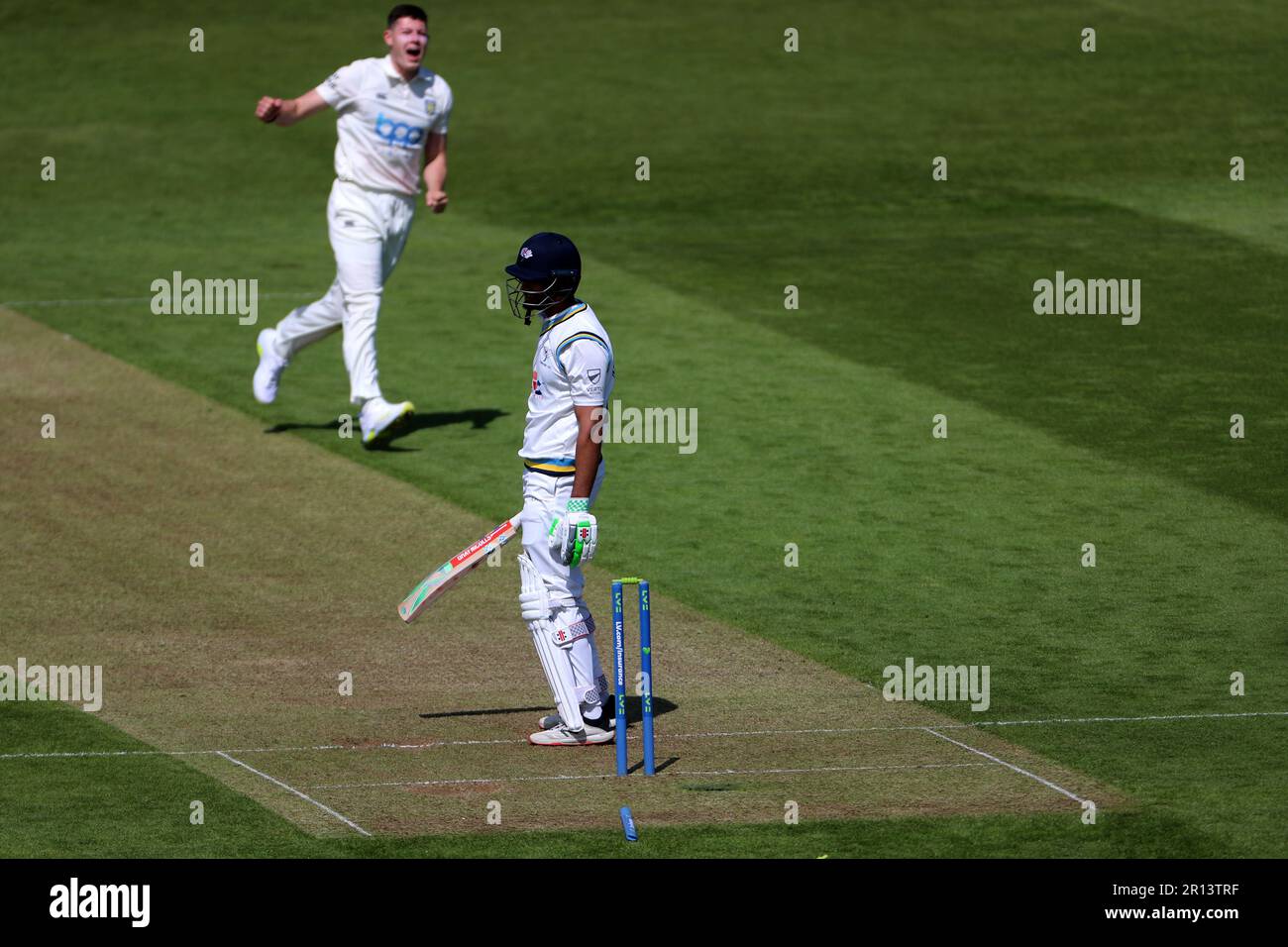 Yorkshire's Shan Masood wird von Durham's Matthew Potts beim LV= County Championship Match zwischen dem Durham County Cricket Club und dem Yorkshire County Cricket Club im Seat Unique Riverside, Chester le Street am Donnerstag, den 11. Mai 2023, gebowlt. (Foto: Mark Fletcher | MI News) Guthaben: MI News & Sport /Alamy Live News Stockfoto