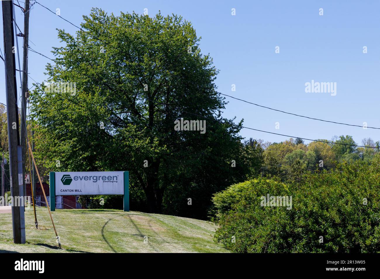 CANTON, NC, USA-4. MAI 2023: Monument-Schild für Evergreen Packaging, Canton Mill, umgeben von üppigem Grün. Stockfoto