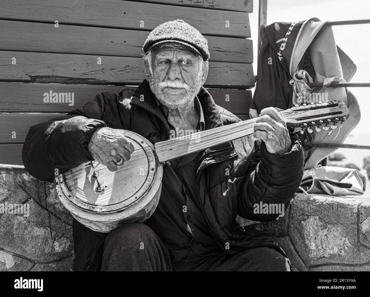 Ein älterer Mann in der alten Altstadt von Kaleici spielt den Cumbus, eine Art fretloses Banjo, um Geld zu sammeln. Stockfoto