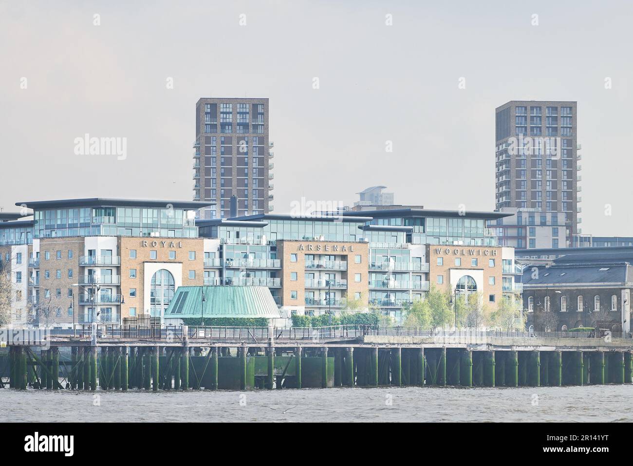 Ehemaliges Waffenlager am Ufer der Themse in Wohnungen umgewandelt, im Royal Arsenal, Woolwich, London, England. Stockfoto