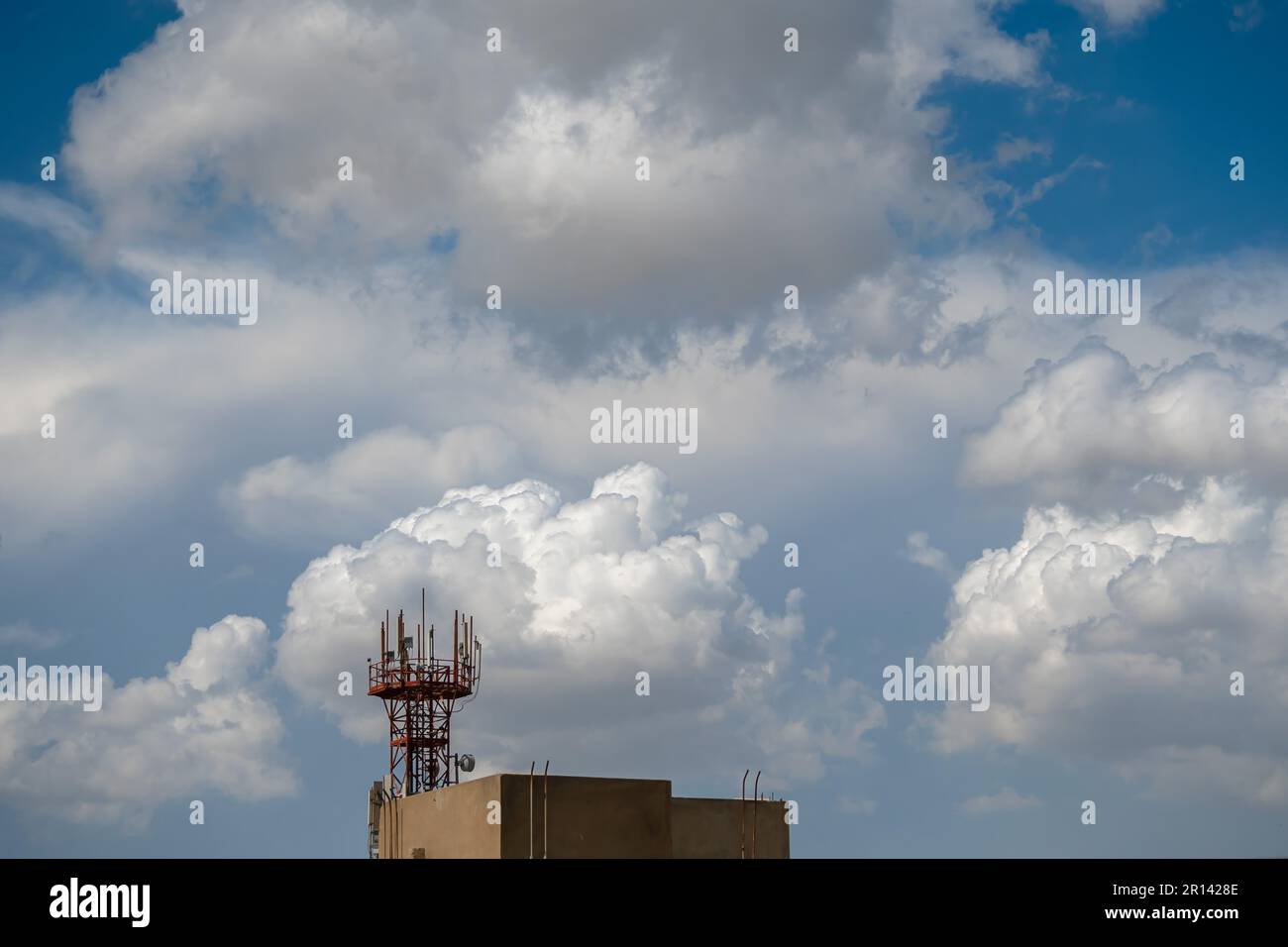 Telekommunikationsturm mit blauem Himmel und weißer Wolke. Radio- oder Satellitenpole. Mobile 4G,5G-Netzwerktechnologie. Stockfoto