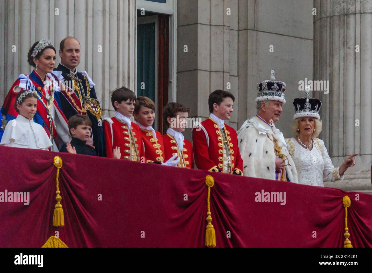 Die britische königliche Familie erscheint auf dem Balkon des Buckingham-Palastes für die Flypast am Tag der Krönung von König Karl III. Foto: Amanda Rose/Alamy Stockfoto