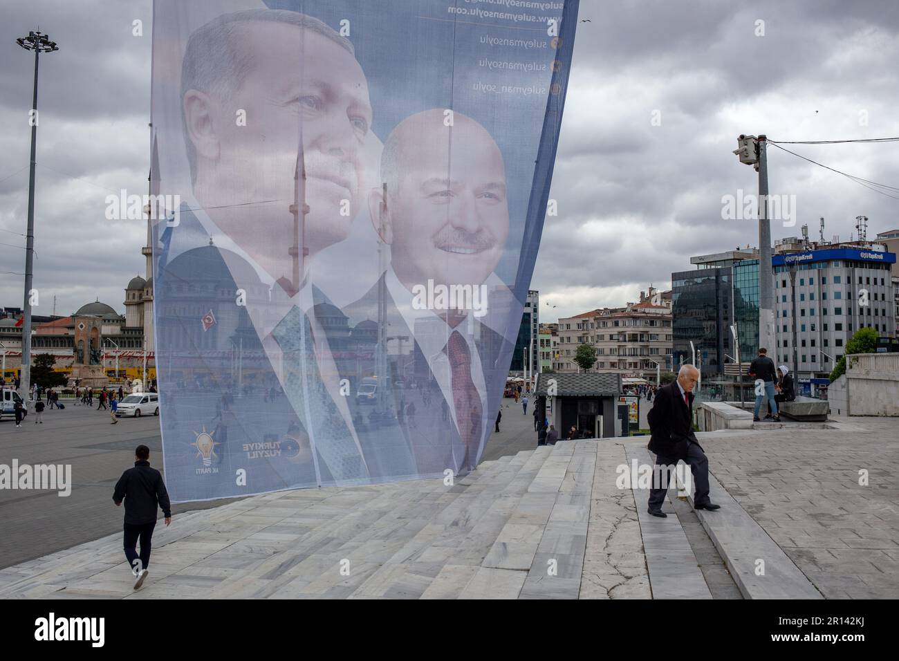 11. Mai 2023: Wahlkampfflagge des Präsidentschaftskandidaten des türkischen Präsidenten und der Volksallianz Recep Tayyip Erdogan und Suleyman Soylu, Innenminister und Stellvertreter der AKP Istanbul mit Taksim-Moschee-Hintergrund am 11. Mai 2023 in Istanbul, Türkei. Am 14. Mai 2023 werden in der Türkei allgemeine Wahlen zur Wahl des Präsidenten der Türkei und zu den Parlamentswahlen stattfinden. (Kreditbild: © Tolga Ildun/ZUMA Press Wire) NUR REDAKTIONELLE VERWENDUNG! Nicht für den kommerziellen GEBRAUCH! Stockfoto