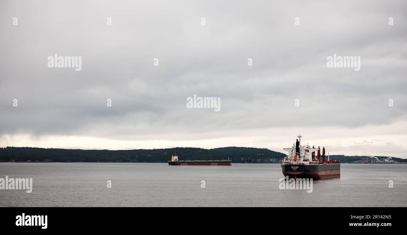 Ein Seefrachtschiff liegt vor Nanaimo BC und wird geladen. Stockfoto