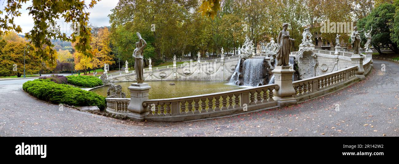 Turin, Italien: Panoramablick auf den barocken Brunnen der 12 Monate im Parco del Valentino am Ufer des Flusses Po - ein beliebter Erholungsort Stockfoto
