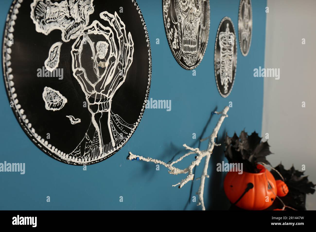 Verschiedene schöne Halloween-Dekorationen an der blauen Wand Stockfoto