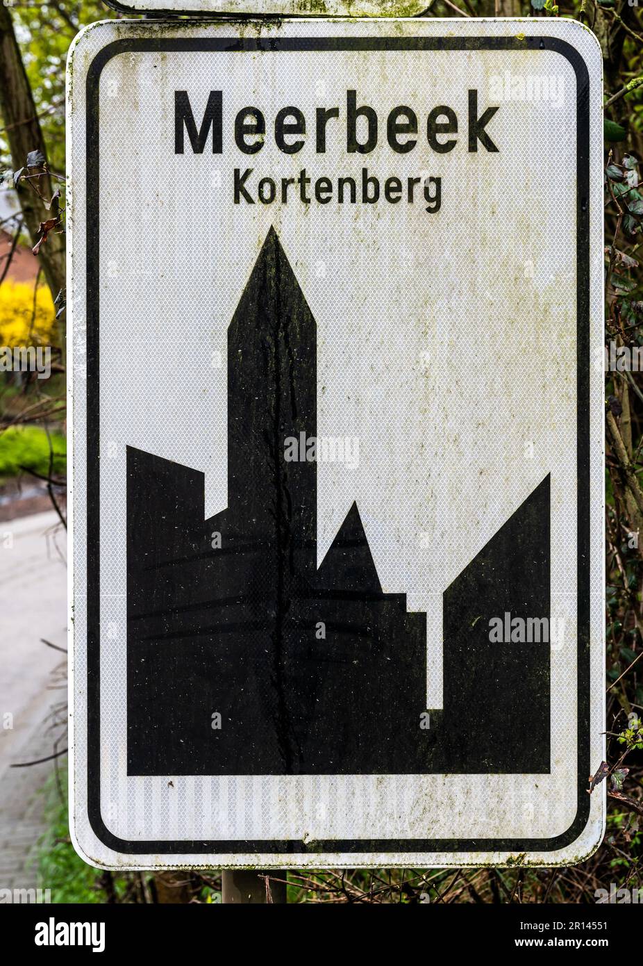 Meerbeek, Flämische Region Brabant, Belgien - 1. April 2023 - Straßenschild der Gemeinde in Schwarz-Weiß Stockfoto