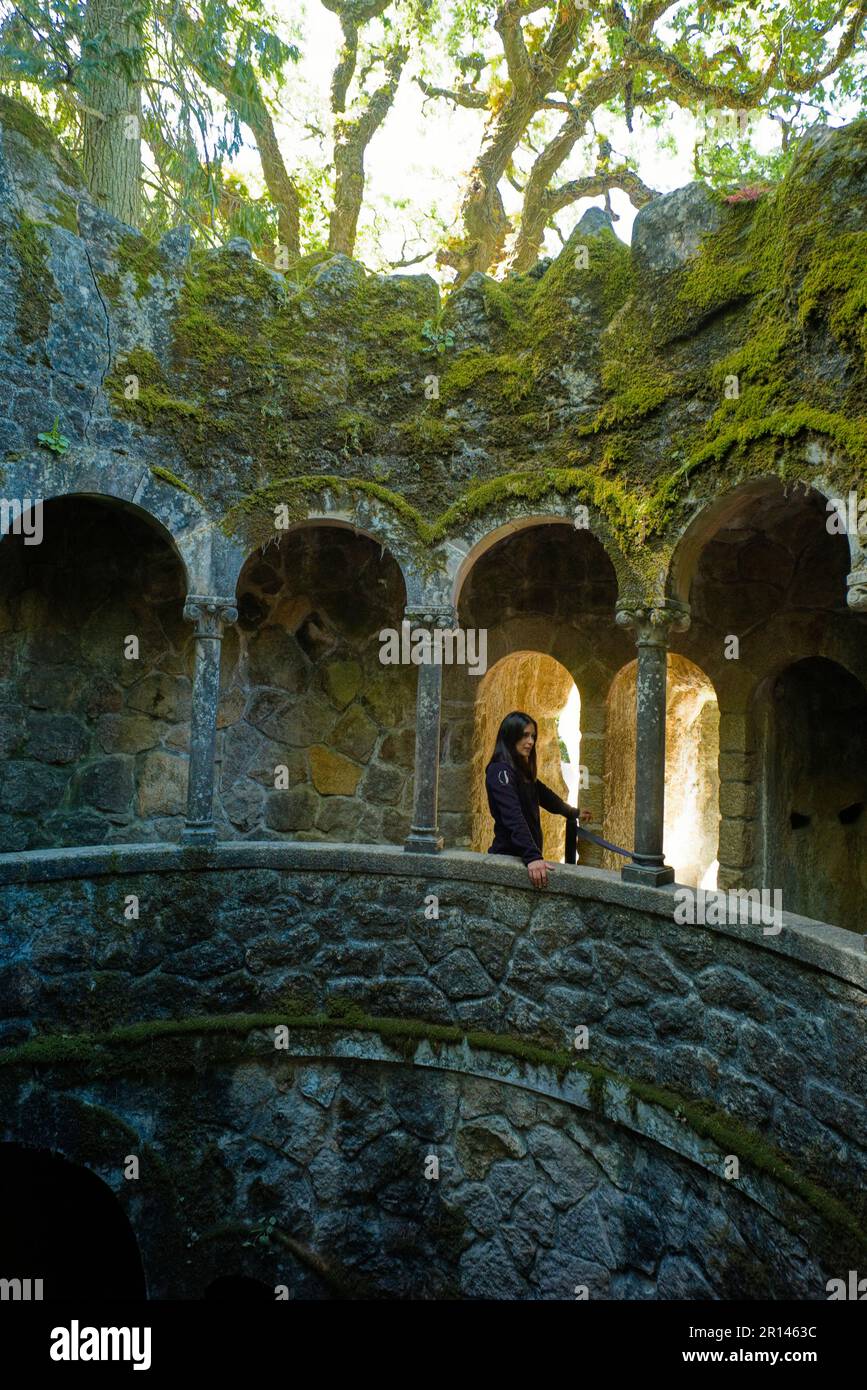 Sie werden von einem Reiseleiter begrüßt, der Sie auf den Gipfel des Initiationsgrundes in Sintra führt, bevor Sie die spiralförmigen Stufen hinuntergehen Stockfoto