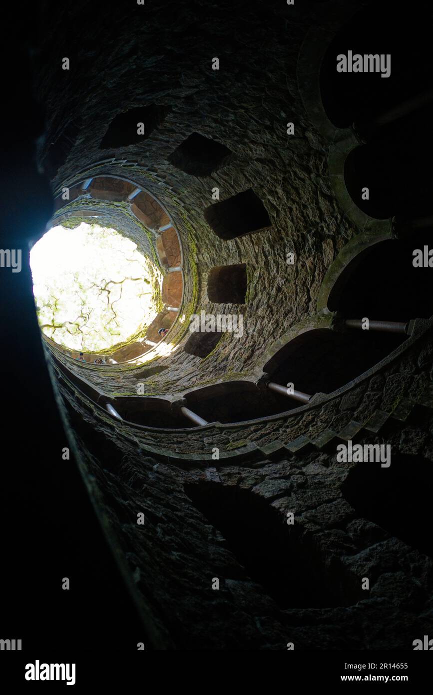 Ich schaue auf die Spitze des Initiation Brunnens in Sintra in Quinta da Regaleira Stockfoto