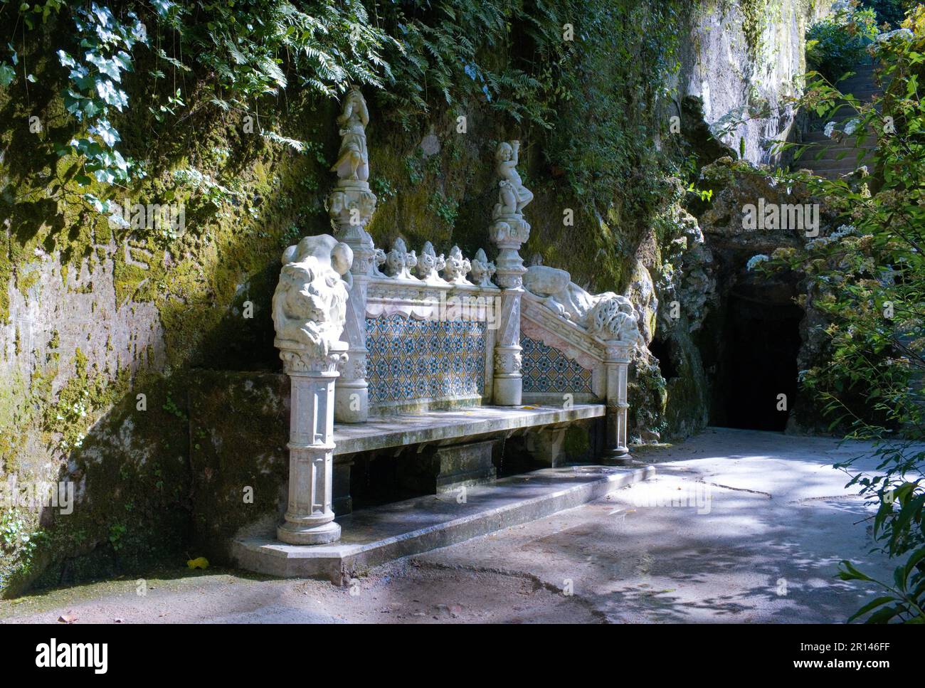 Steingeschnitzter und gefliester Sitz in den Gärten des Regaleira-Palastes und der Gärten Sintra Stockfoto
