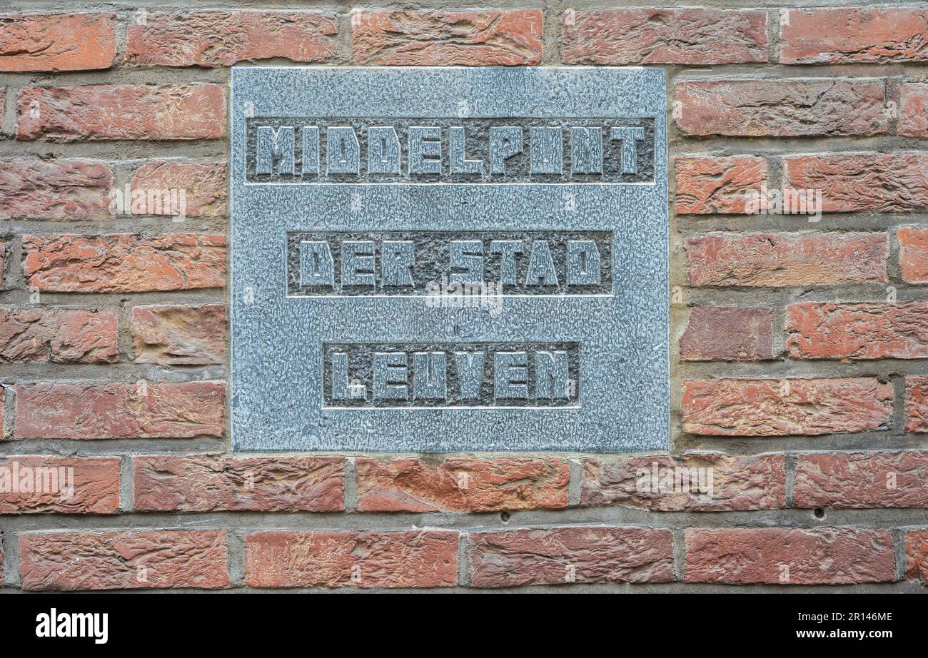 Leuven, Flämische Brabant-Region, Belgien - 1. April 2023 - Ziegelsteine, die das geografische Stadtzentrum angeben Stockfoto