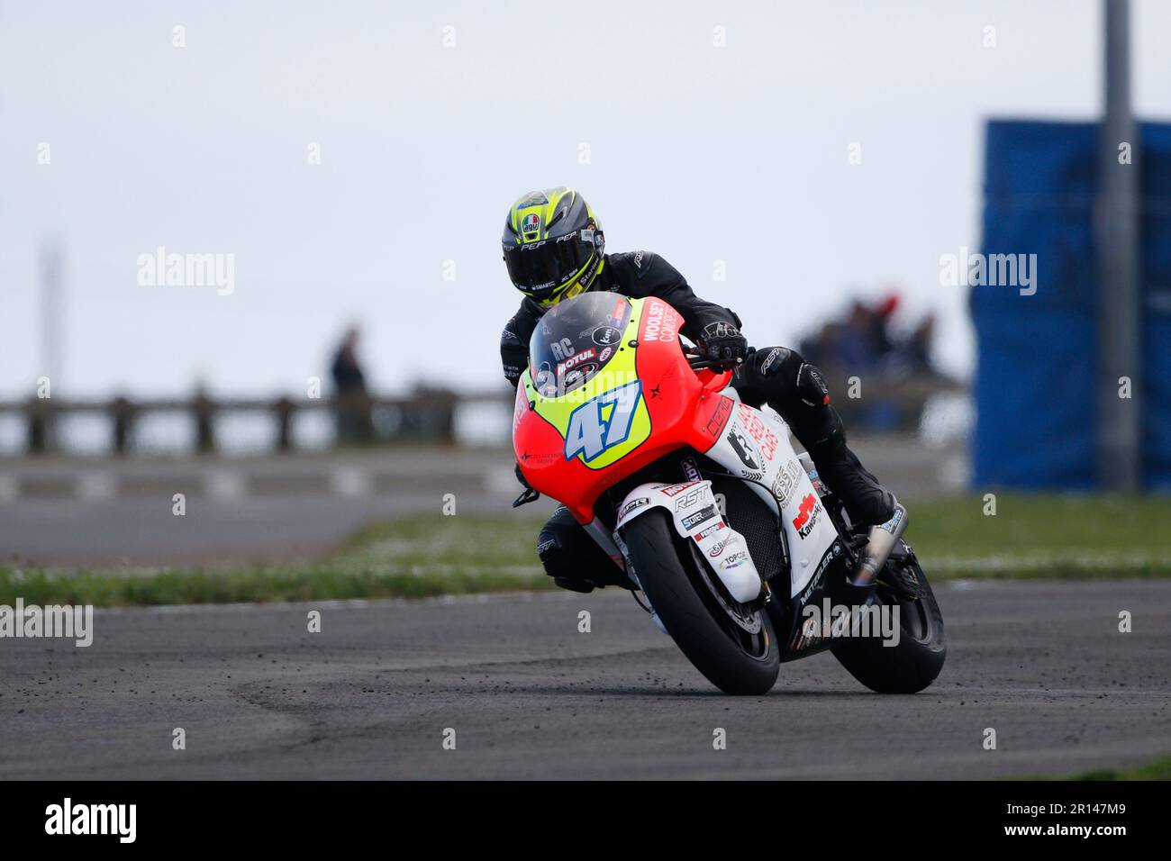 Portrush, Antrim, Nordirland: 11. Mai 2023: FonaCAB Nicholl OilsNorth West 200, Portrush, Antrim, Nordirland: Nordwest 200 Qualifikation 2023: Richard Cooper (Kawasaki - KMR Kawasaki) war während der SuperTwin Qualifikation am schnellsten Stockfoto