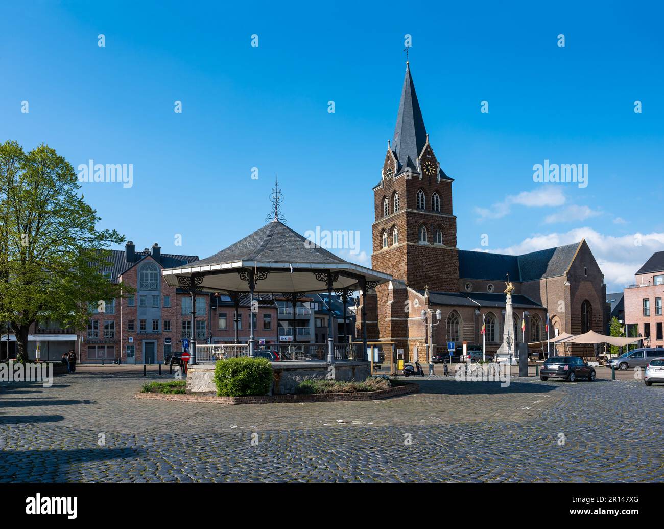 Halen, Limburg, Belgien - 21. April 2023 - zentraler Marktplatz der Gemeinde mit der katholischen Kirche Stockfoto