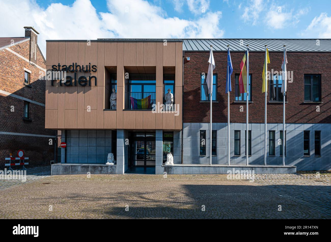 Halen, Limburg, Belgien - 21. April 2023 - Gemeindemarkt und Rathaus Stockfoto