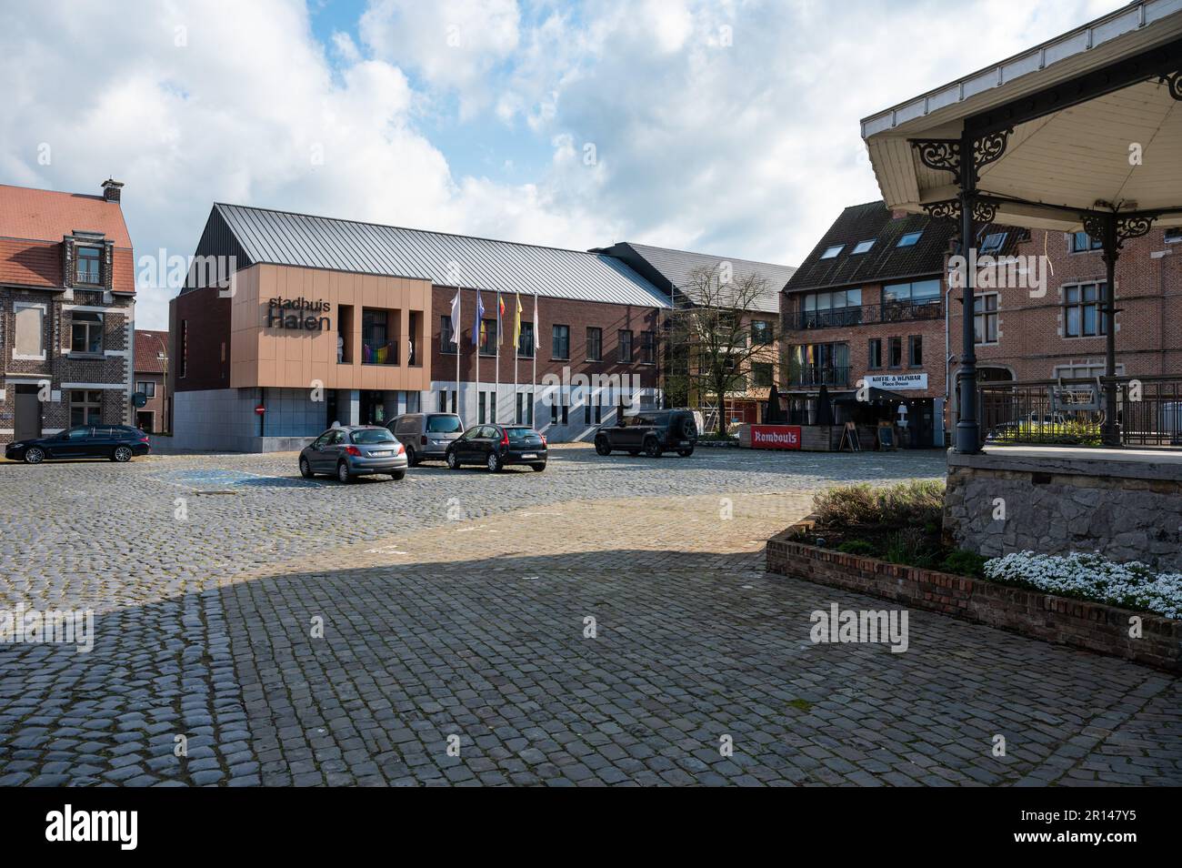 Halen, Limburg, Belgien - 21. April 2023 - Gemeindemarkt und Rathaus Stockfoto