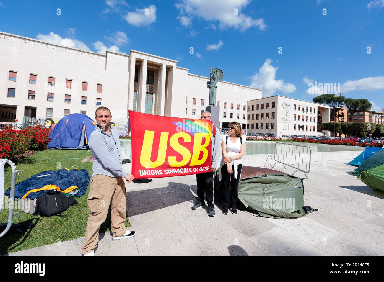 Eine Gruppe von Studenten diskutieren während eines Protestes über die steigenden Mietkosten an der Universität Sapienza in Rom mit der berühmten Statue der Minerva Stockfoto