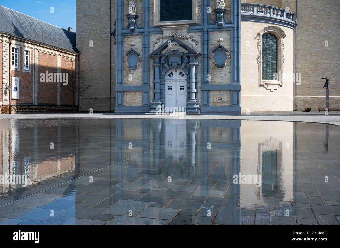 Averbode, Laakdal, Belgien - 21. April 2023 - das Gebäude der historischen Abtei, das sich im Wasser spiegelt Stockfoto