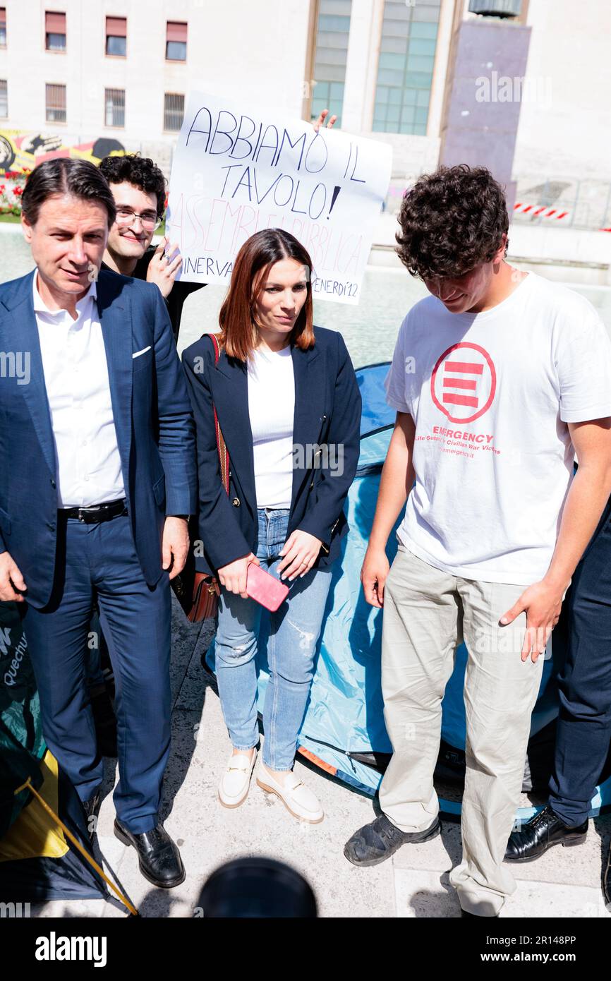 Studenten diskutieren Mietwanderungen mit einem Politiker in Sapienza unter Minervas Augen. Stockfoto