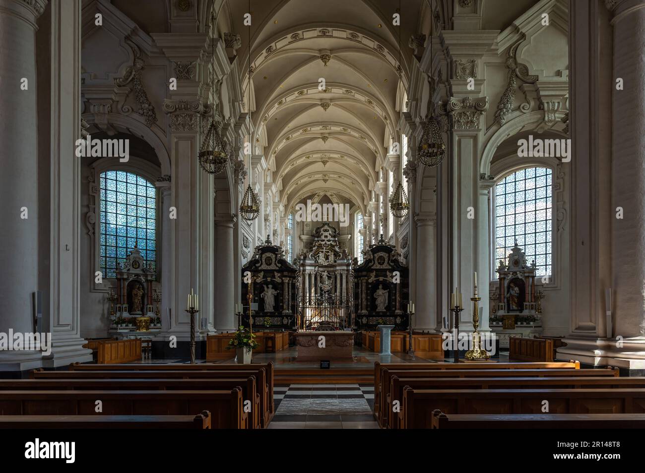 Averbode, Laakdal, Belgien - 21. April 2023 - gotische Inneneinrichtung der Johannes-dem-Täufer-katholischen Abteikirche Stockfoto