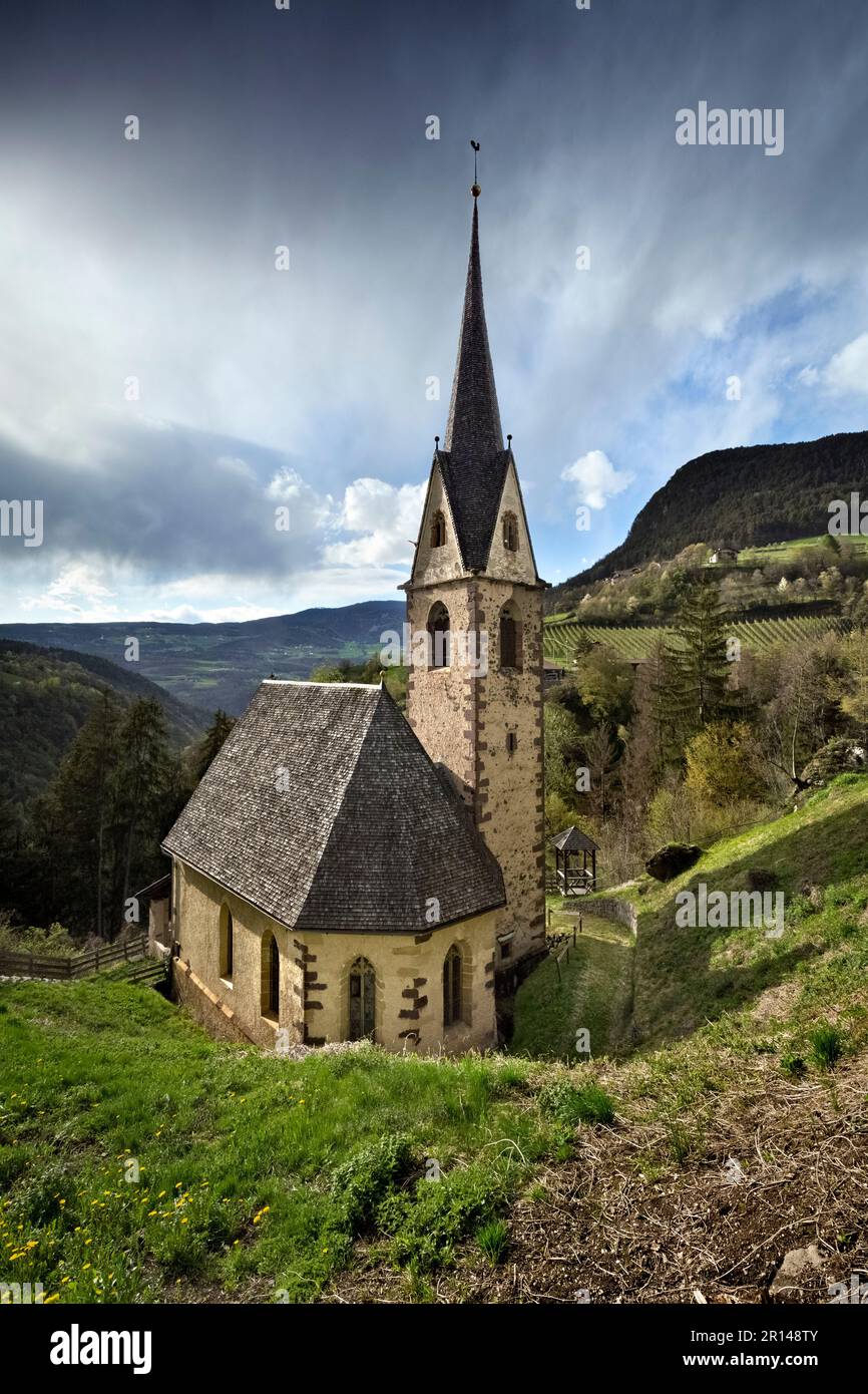 Die mittelalterliche Kirche San Vigilio/St. Vigil. Castelrotto/Kastelruth, Provinz Bozen, Trentino Alto Adige, Italien. Stockfoto