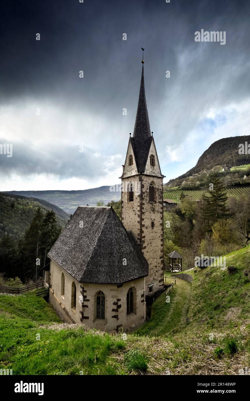 Die mittelalterliche Kirche San Vigilio/St. Vigil. Castelrotto/Kastelruth, Provinz Bozen, Trentino Alto Adige, Italien. Stockfoto