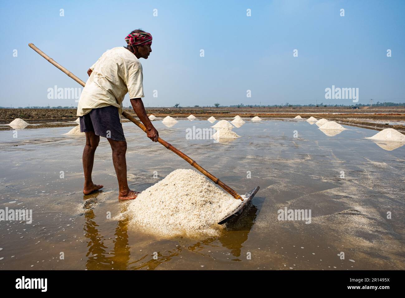 Die Salzarbeiter sind mit der Herstellung von Salz beschäftigt, da die Saison begonnen hat. In Westbengalen wurde die Salzproduktion vor der britischen Invasion begonnen. Stockfoto