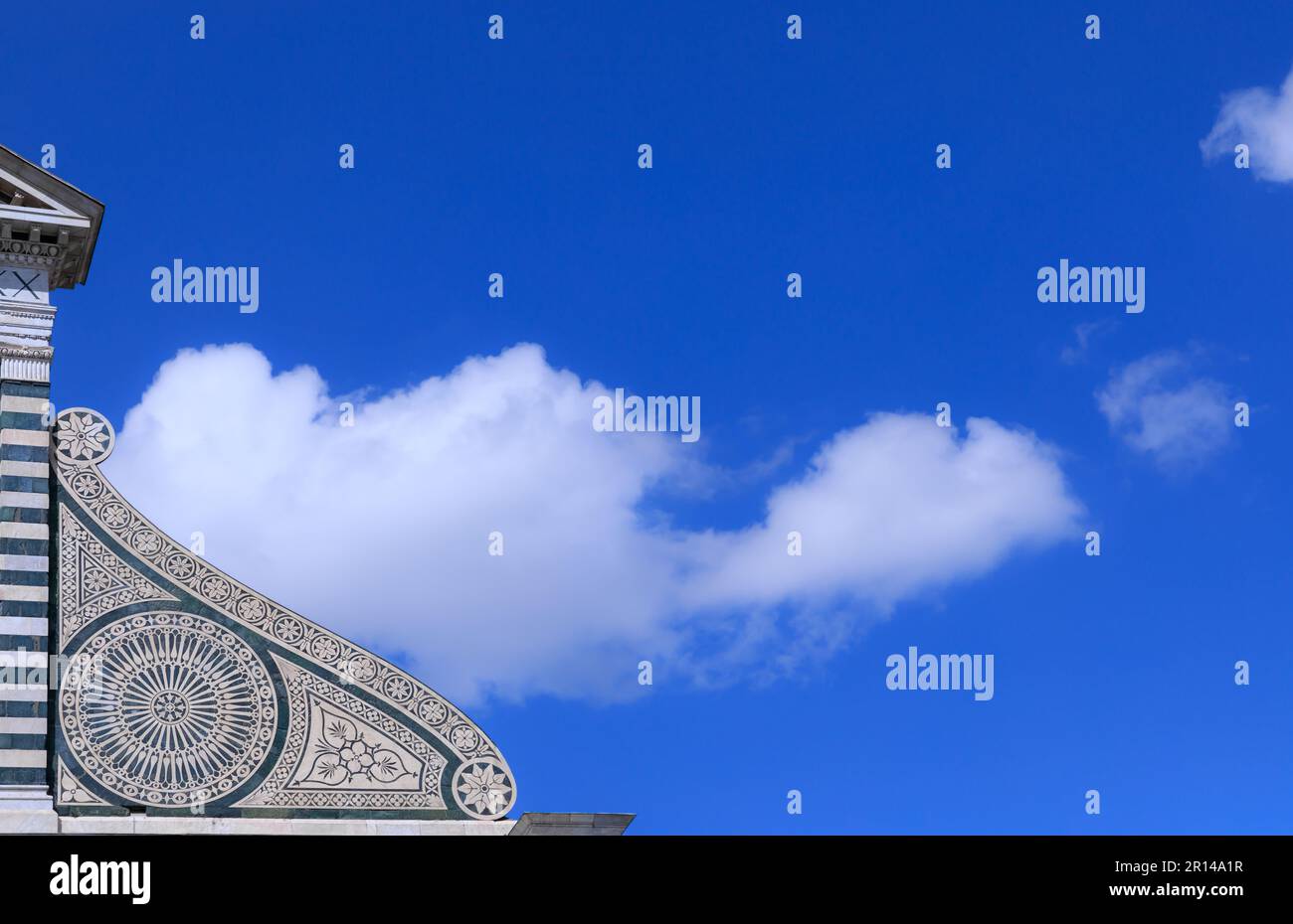 Basilika Santa Maria Novella in Florenz, Italien: Details des oberen Teils der Fassade mit den innovativen S-Volute-Elementen, die von Alberti entworfen wurden. Stockfoto