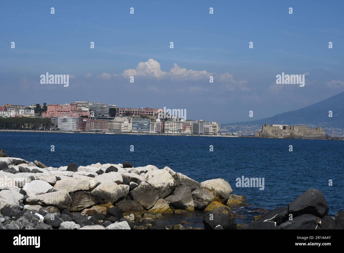 Il promontorio del castello Sant'Angelo a Napoli visto da mergellina Stockfoto