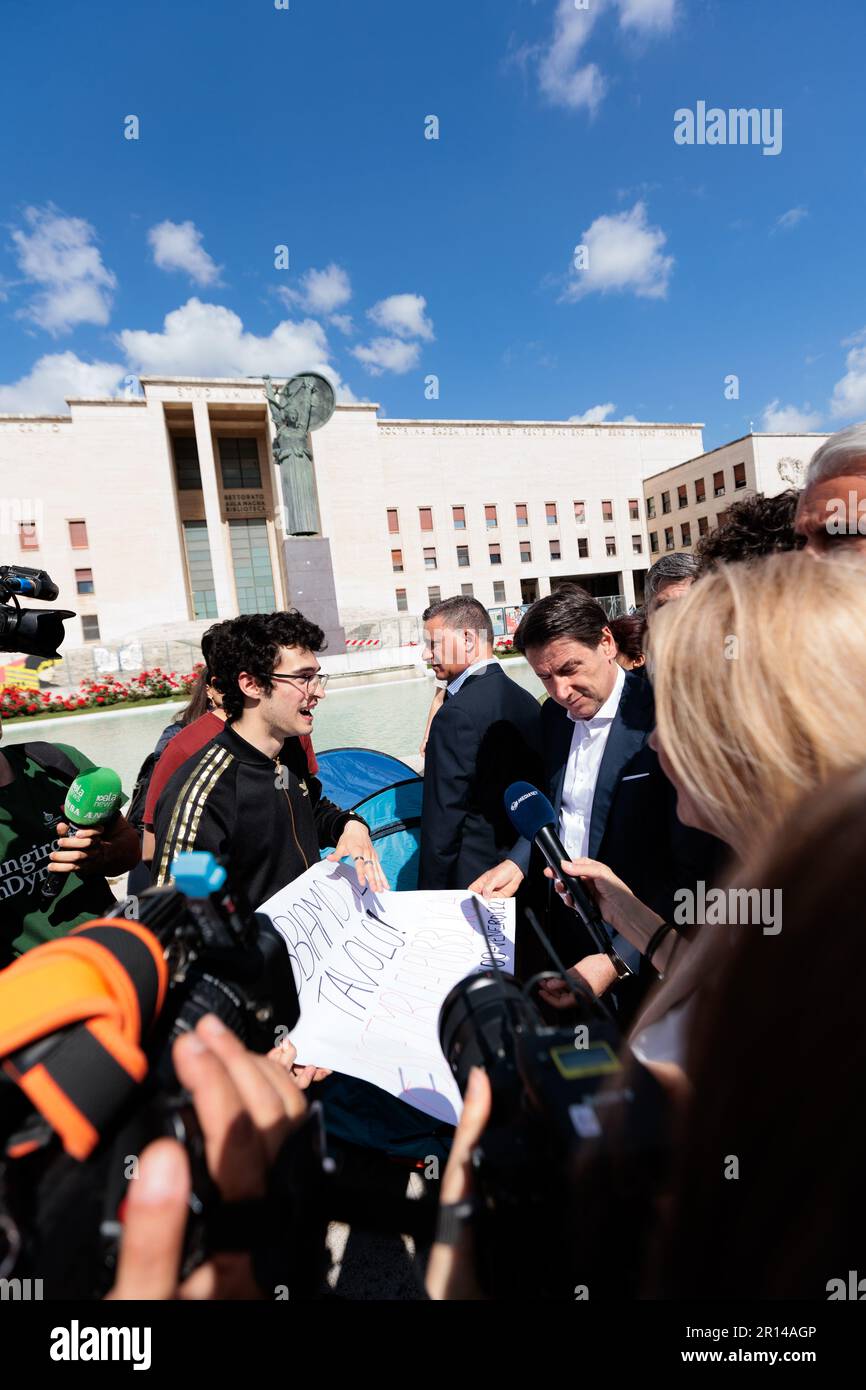 Studenten diskutieren Mietwanderungen mit einem Politiker in Sapienza unter Minervas Augen. Stockfoto