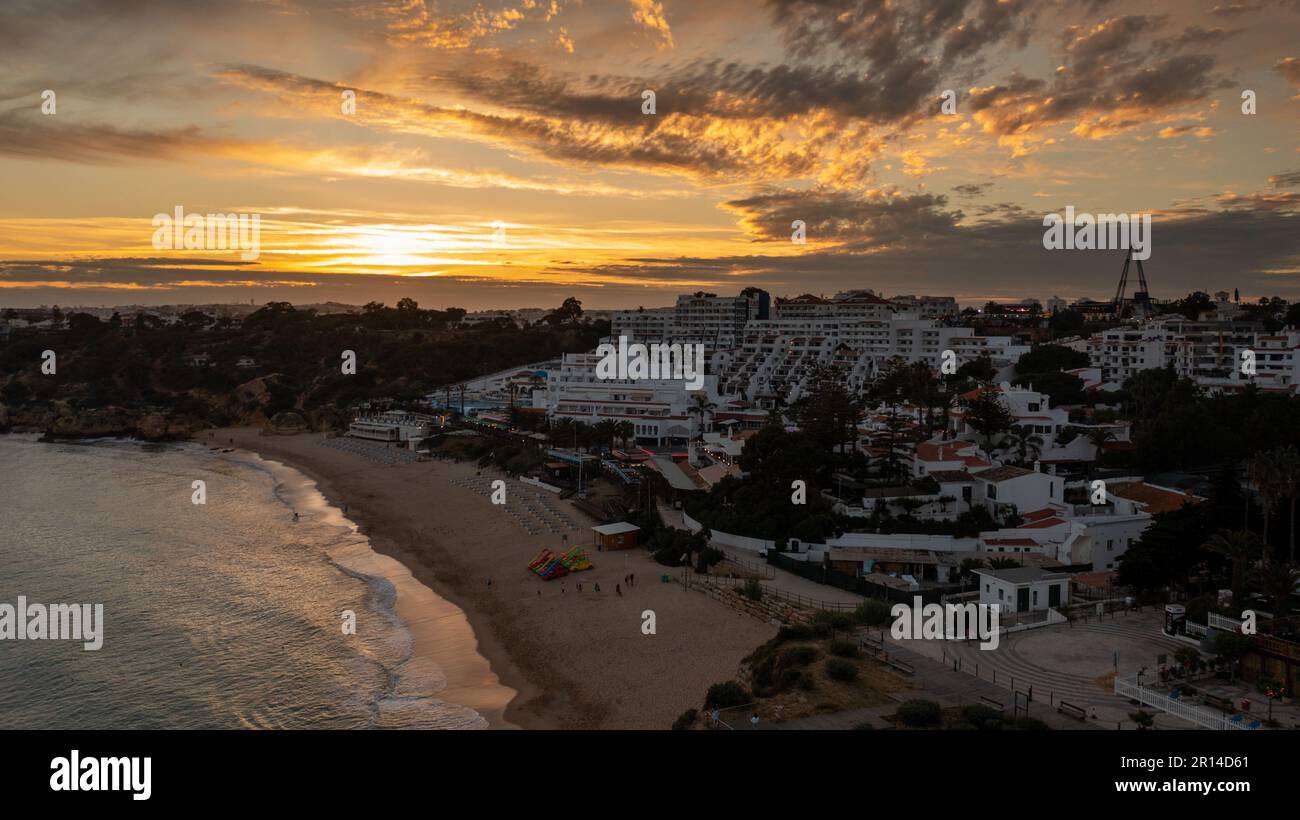 Luftfoto der wunderschönen Stadt Albufeira in Portugal mit dem goldenen Sandstrand Praia da Oura, mit Hotels und Apartments mit Sonnenuntergang Stockfoto