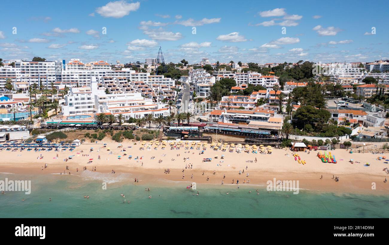 Luftfoto der wunderschönen Stadt Albufeira in Portugal mit dem goldenen Sandstrand Praia da Oura, mit Hotels und Apartments in der Stadt, aufgenommen Stockfoto