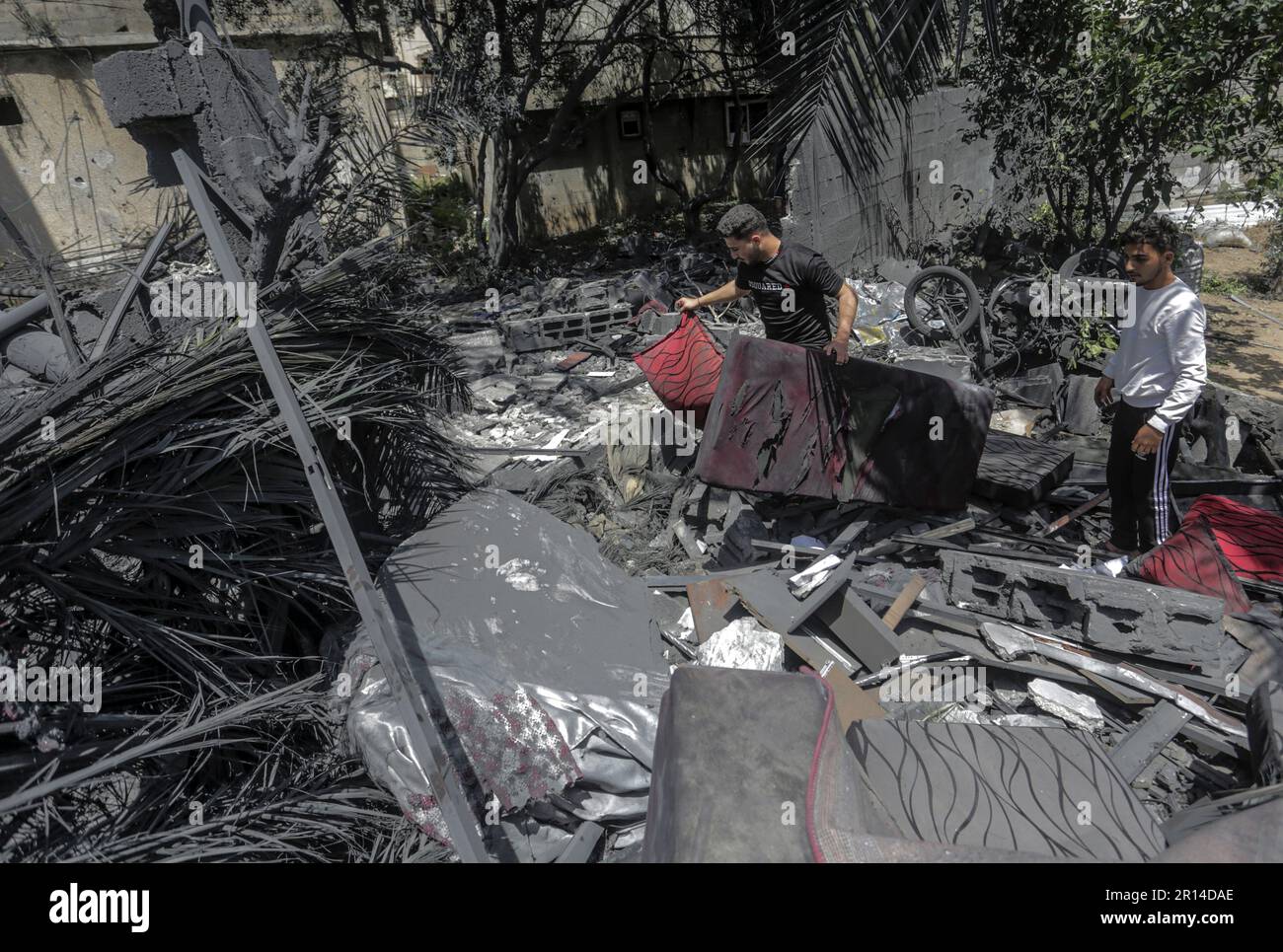 Gaza, Palästina. 11. Mai 2023. Palästinenser inspizieren die Trümmer ...