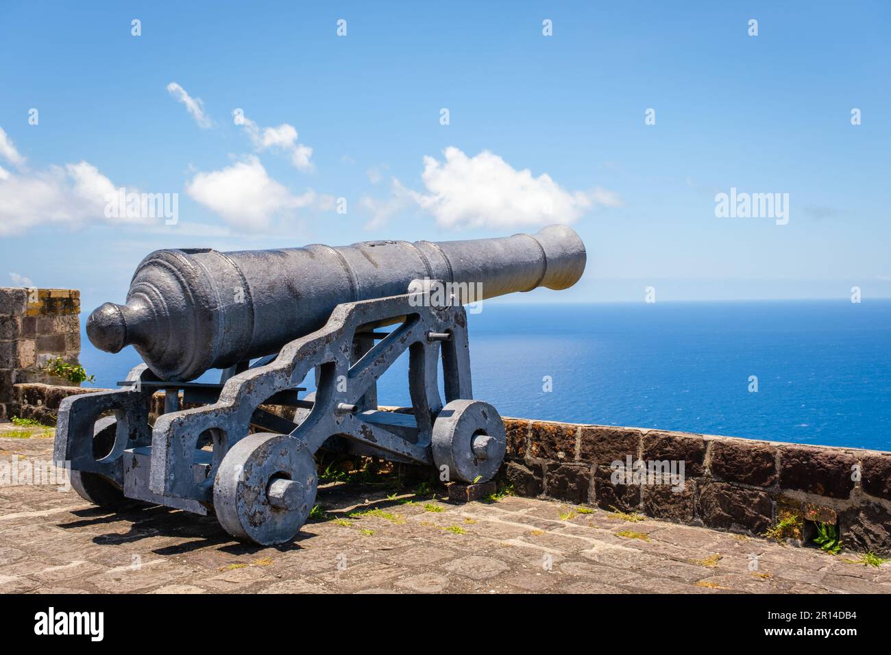 Kanone in Brimstone Hill Fortress auf St. Kitts blickt auf das Karibische Meer. Stockfoto