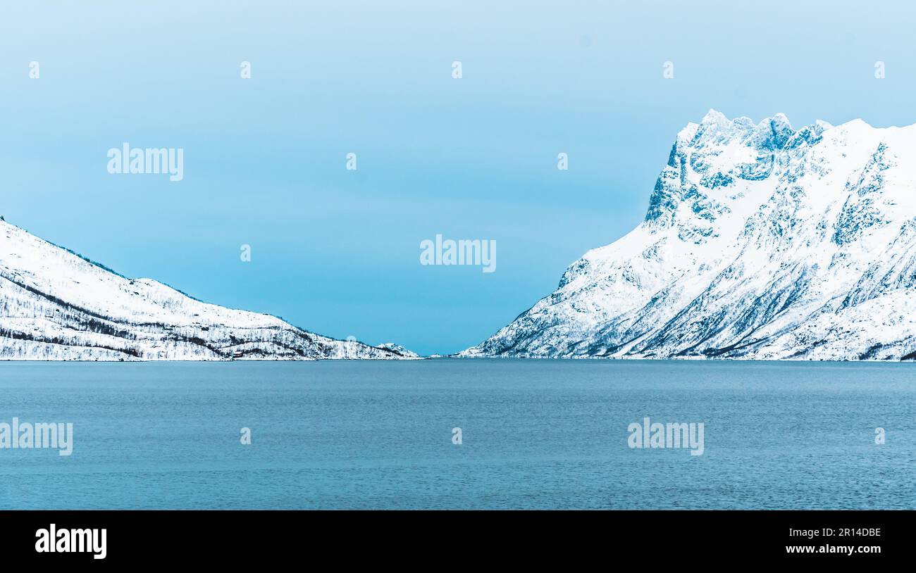 Ersfjorden in Troms, Norwegen, im Winter. Ersfjorden ist ein Fjord in der norwegischen Gemeinde Tromso. Sie ist 12,5 km lang und beginnt auf der weste Stockfoto