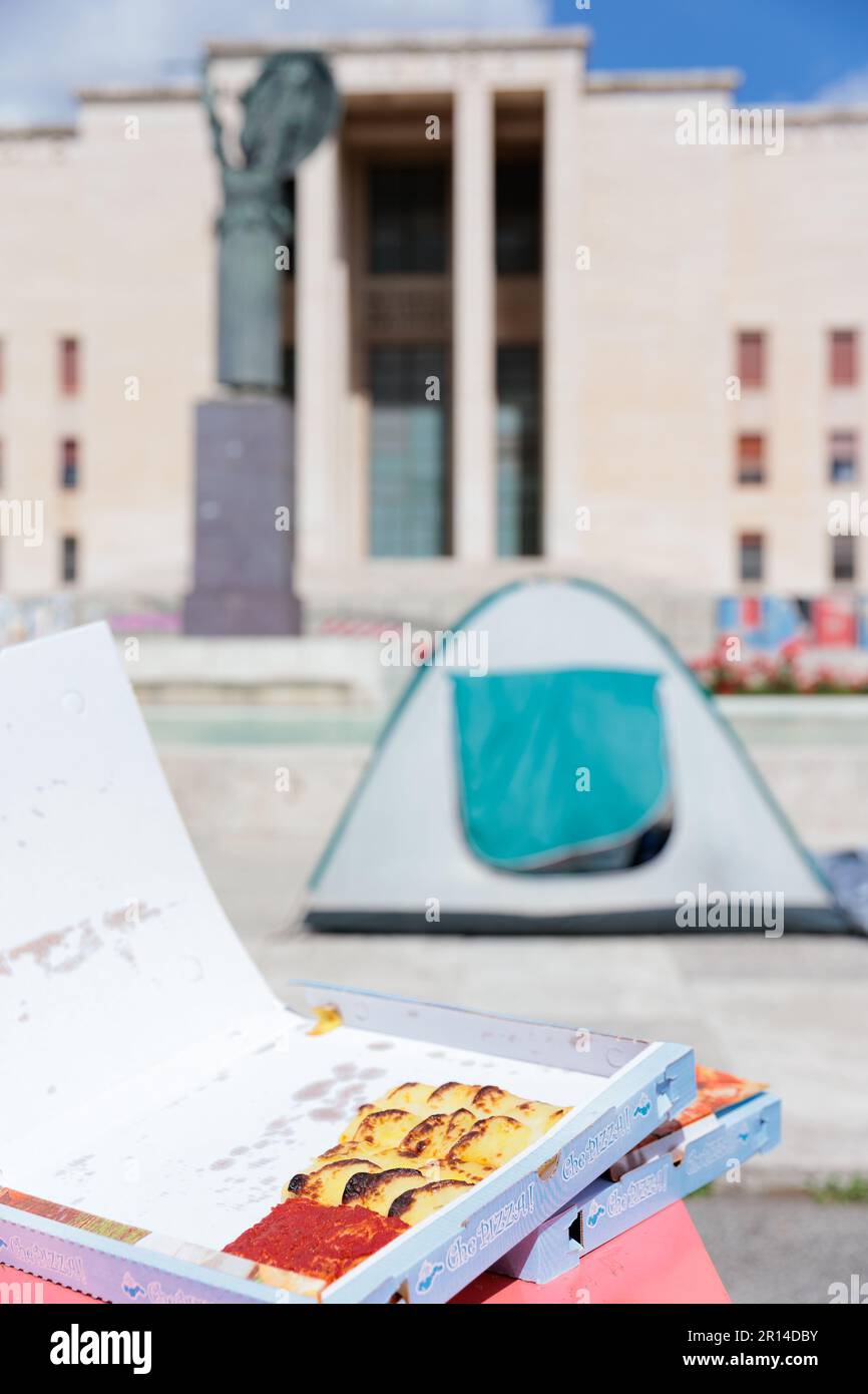 Protest für erschwingliche Studentenunterkünfte an der Universität Sapienza: Studenten lagern im Schatten der Minerva-Statue, symbolisiert Weisheit und Lernen, Stockfoto