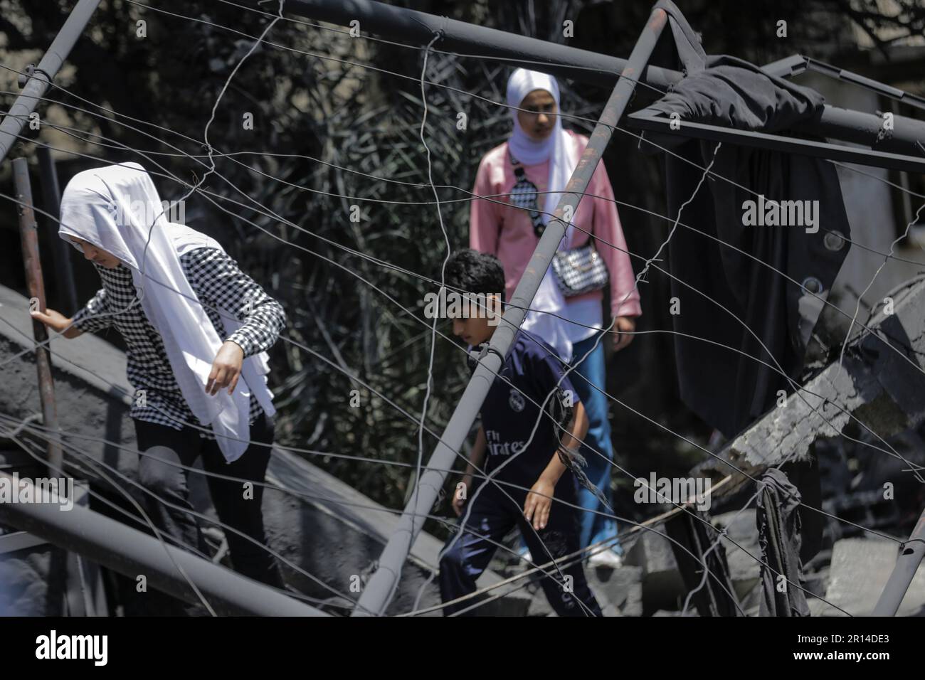 Gaza, Palästina. 11. Mai 2023. Palästinenser inspizieren die Trümmer eines zerstörten Hauses des islamischen Dschihad-Mitglieds Anas Al-Masri nach israelischen Luftangriffen in der Stadt Beit Lahiya im nördlichen Gazastreifen. Militante Palästinenser in Gaza haben Raketen auf Israel abgefeuert, nachdem das israelische Militär eine Reihe von Luftangriffen auf Raketenwerfer des Islamischen Dschihad verübt hatte. (Foto: Mahmoud Issa/SOPA Images/Sipa USA) Guthaben: SIPA USA/Alamy Live News Stockfoto