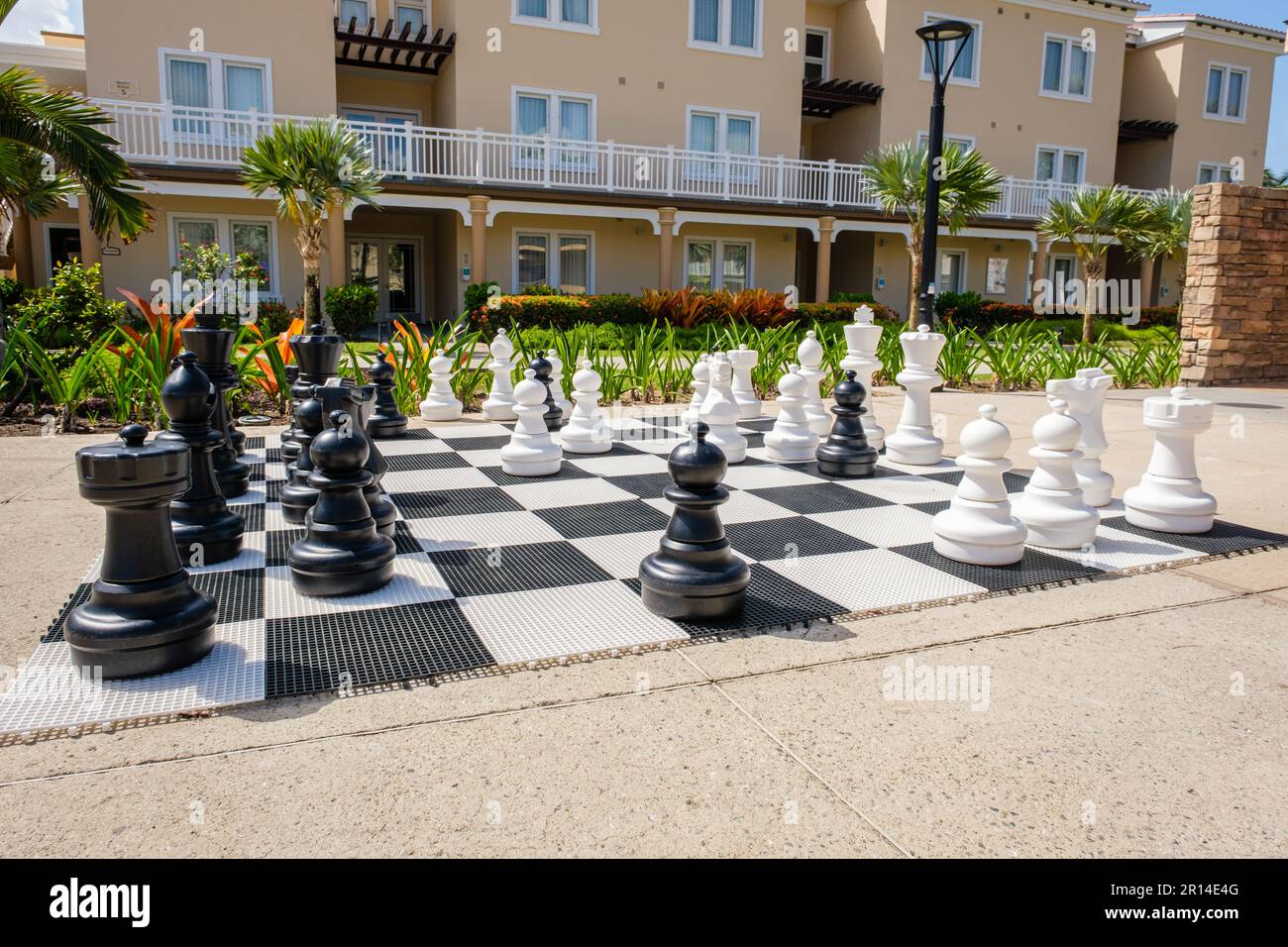 Großes Schach im Freien an einem sonnigen Tag in einem Resort. Stockfoto