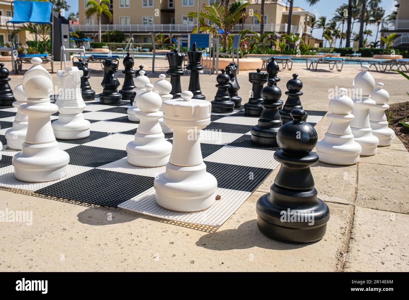 Großes Schach im Freien an einem sonnigen Tag in einem Resort. Stockfoto