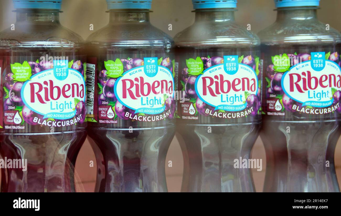 Flaschen mit Ribena Light Black Johannisbeere Drink Stockfoto