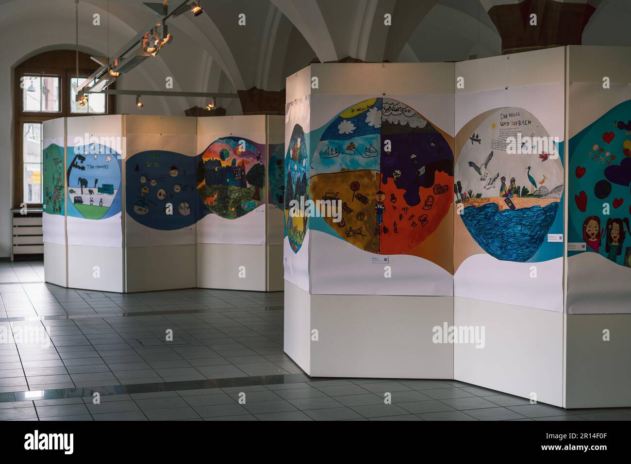 Ausstellung von Gemälden zum Thema "Klimagerechtigkeit", geschaffen von Grundschulkindern. Ausgestellt in St. Johann Rathaus, Saarbrücken, Deutschland Stockfoto