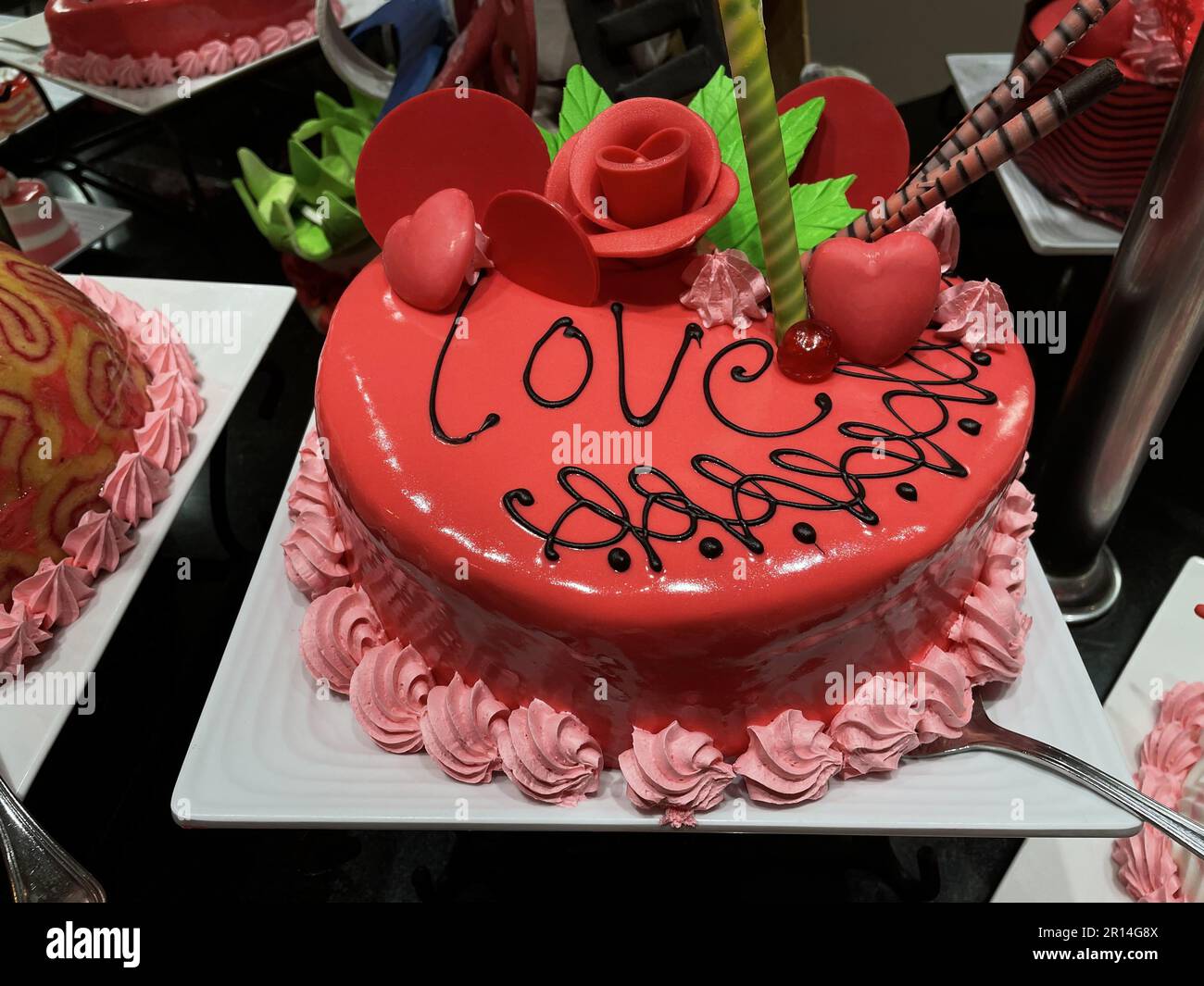 Nahaufnahme des roten сake mit dem Schild „Love“. Stockfoto