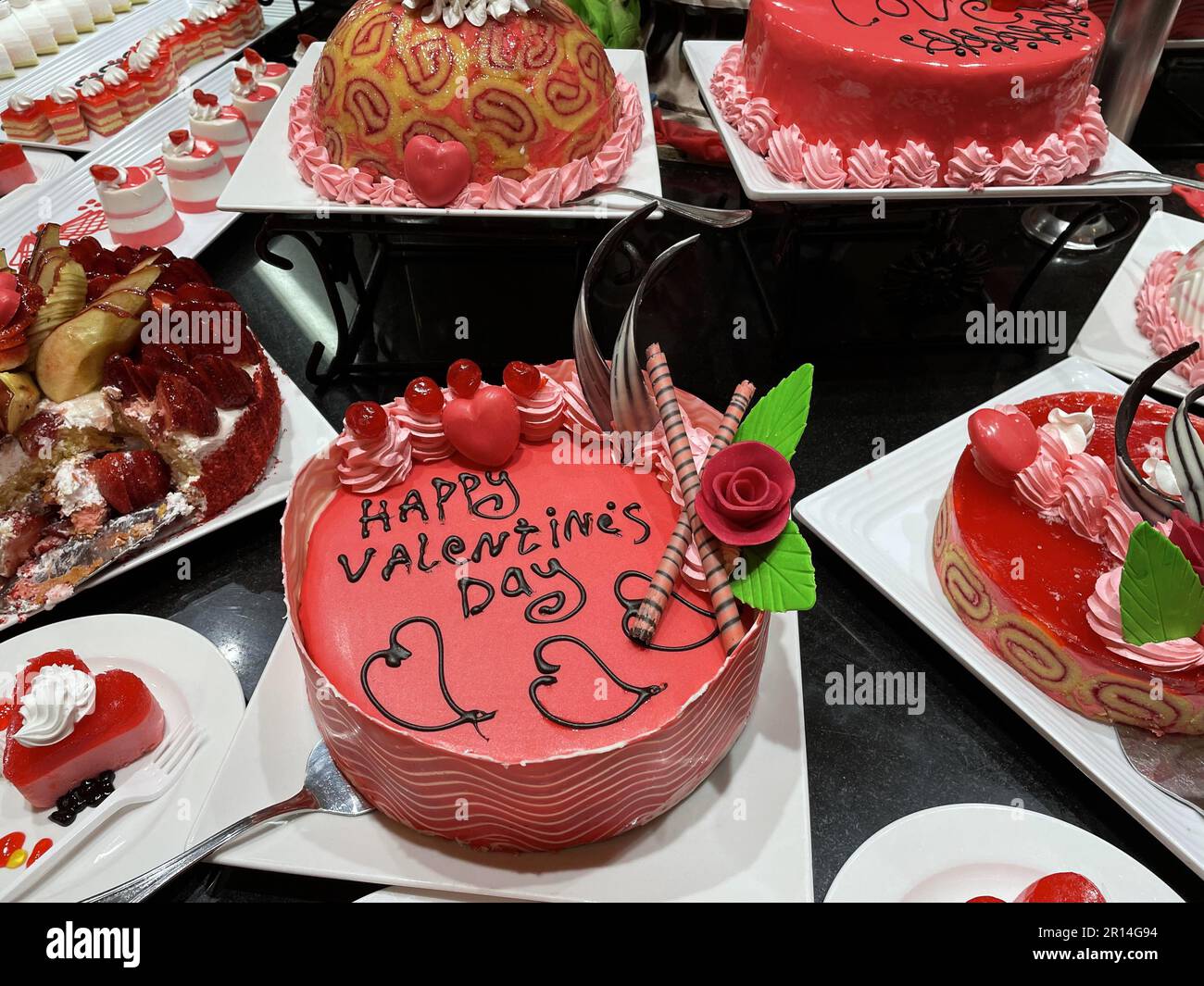 сakes in verschiedenen Farben für den Valentinstag. Stockfoto