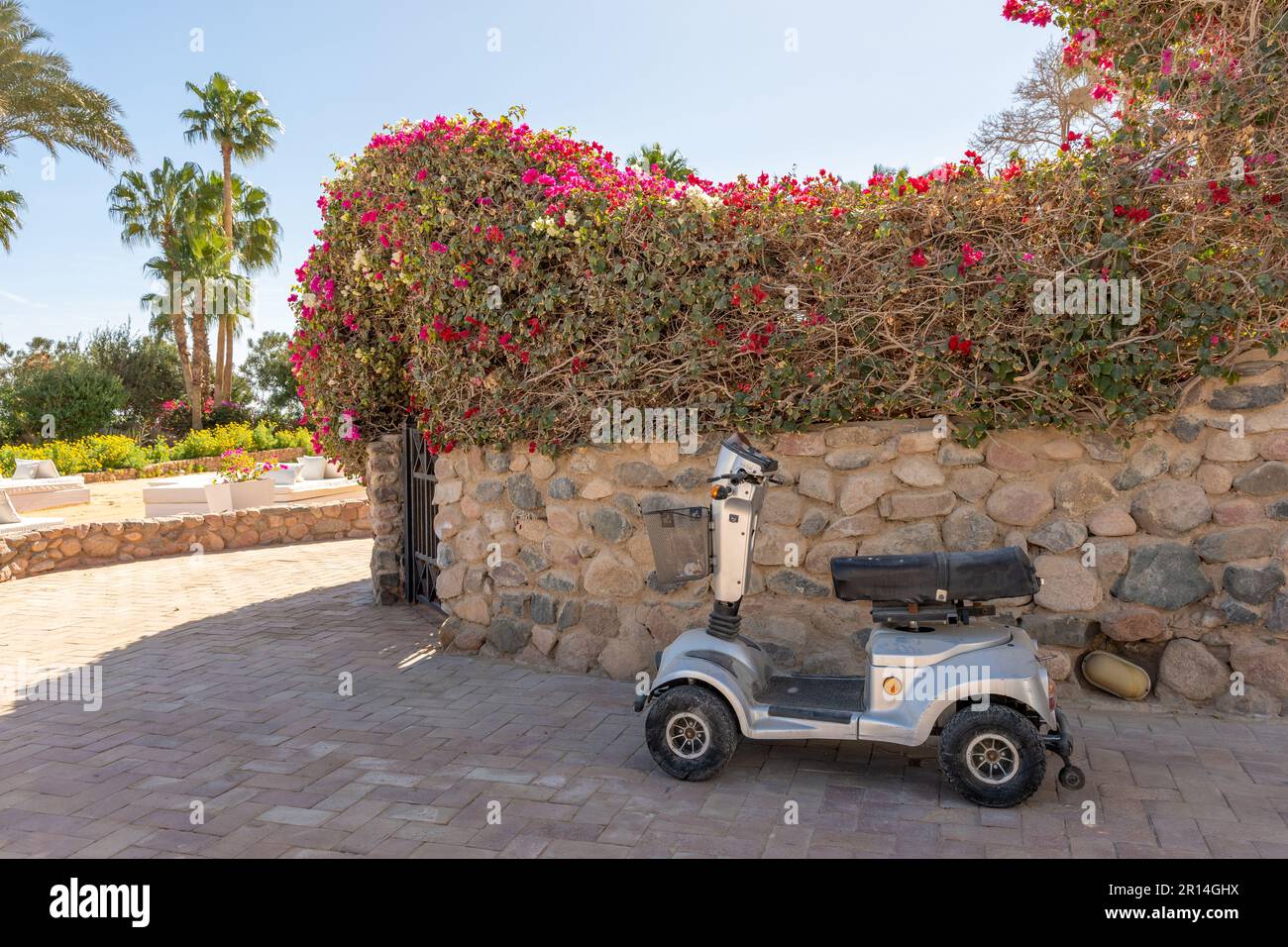 Ein kleines Elektroauto, das im Hotel einsatzbereit ist. Stockfoto