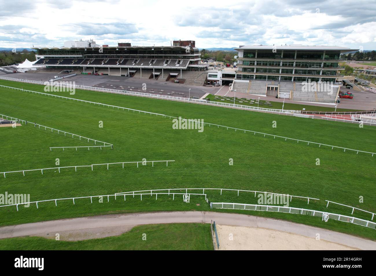 Cheltenham Rennbahn-Haupttribüne Drohne aus dem Tiefwinkel Stockfoto